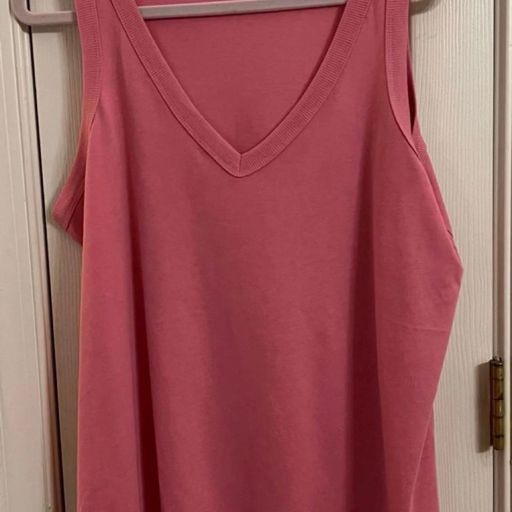 001. Classic Torrid pink tank top in a size 0 - L NWOT